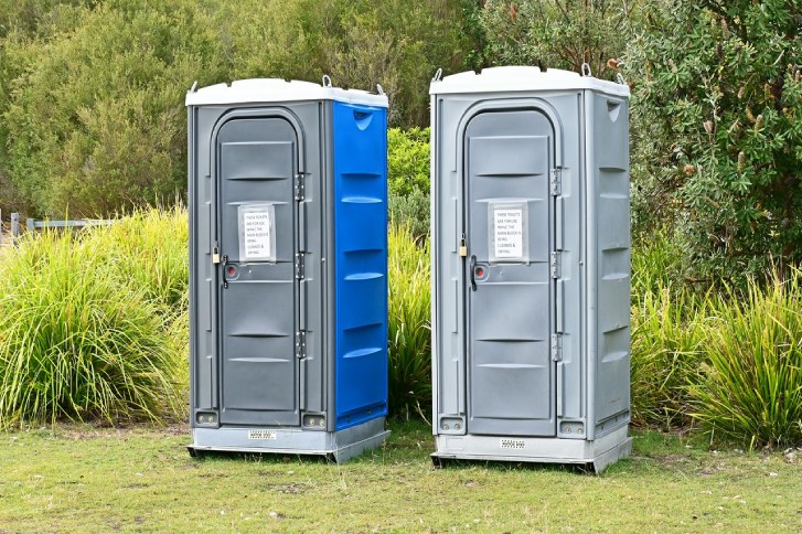 dwie przenośne toalety