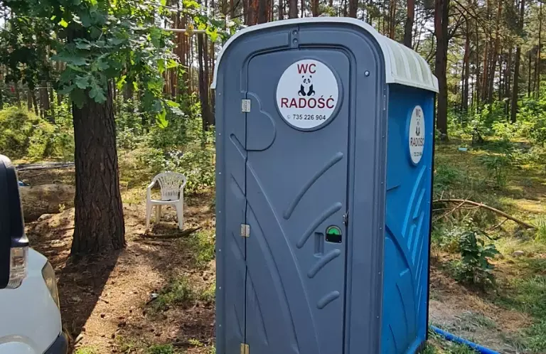 Toaleta przenośna w lesie
